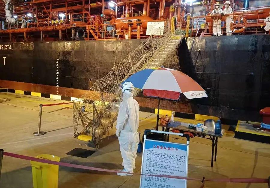 現(xiàn)場直擊 | 16小時！海灣港務(wù)打贏3146噸乙烯卸船作業(yè)戰(zhàn)“疫”